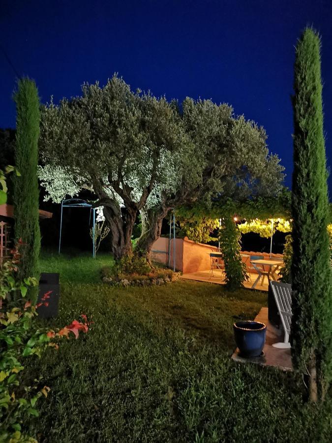 Le Nid Des Arts Bed & Breakfast Tourrettes Exterior photo