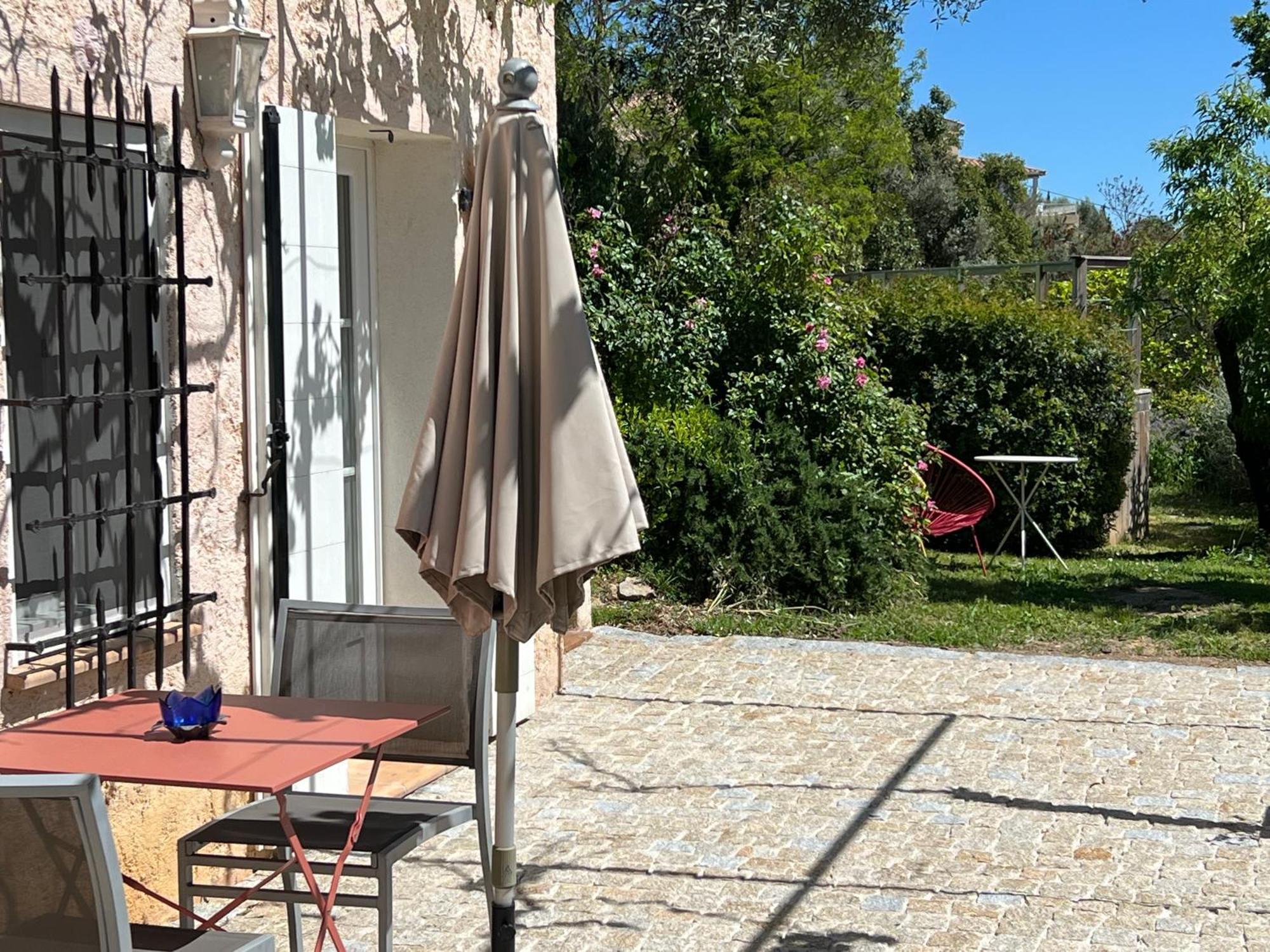 Le Nid Des Arts Bed & Breakfast Tourrettes Exterior photo